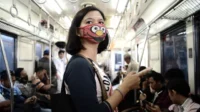 penumpang krl pakai masker penumpang krl