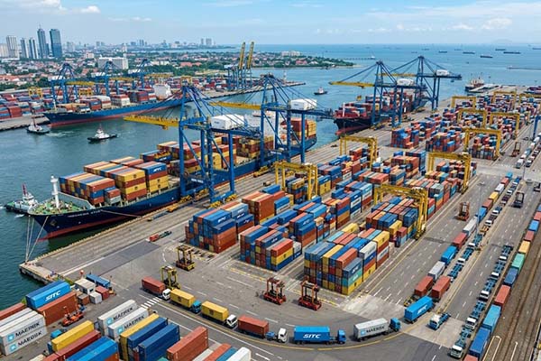 Aktivitas perdagangan internasional dan rantai pasok global