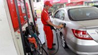 Pengisian BBM di SPBU saat harga Pertalite dan Biosolar tetap