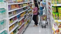 Aktivitas konsumen berbelanja di supermarket